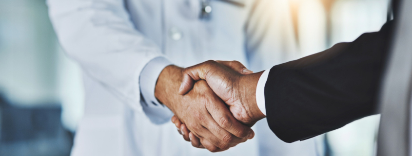 médico apertando a mão de um empresário em um hospital