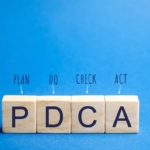 Blocos de madeira com palavras PDCA (Plan do check act).