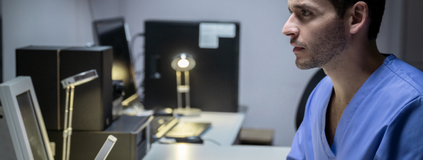 Homem usando um computador em um hospital