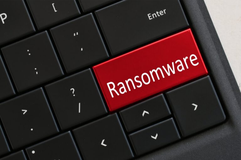 Imagem de um teclado de computador preto com uma tecla vermelha escrita ransomware