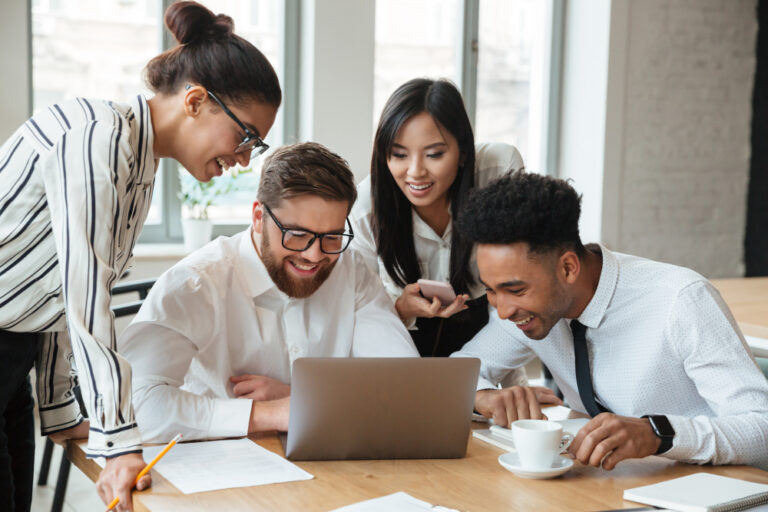 gestão de pessoas no sgq - Colegas de negócios jovens felizes usando o notebook