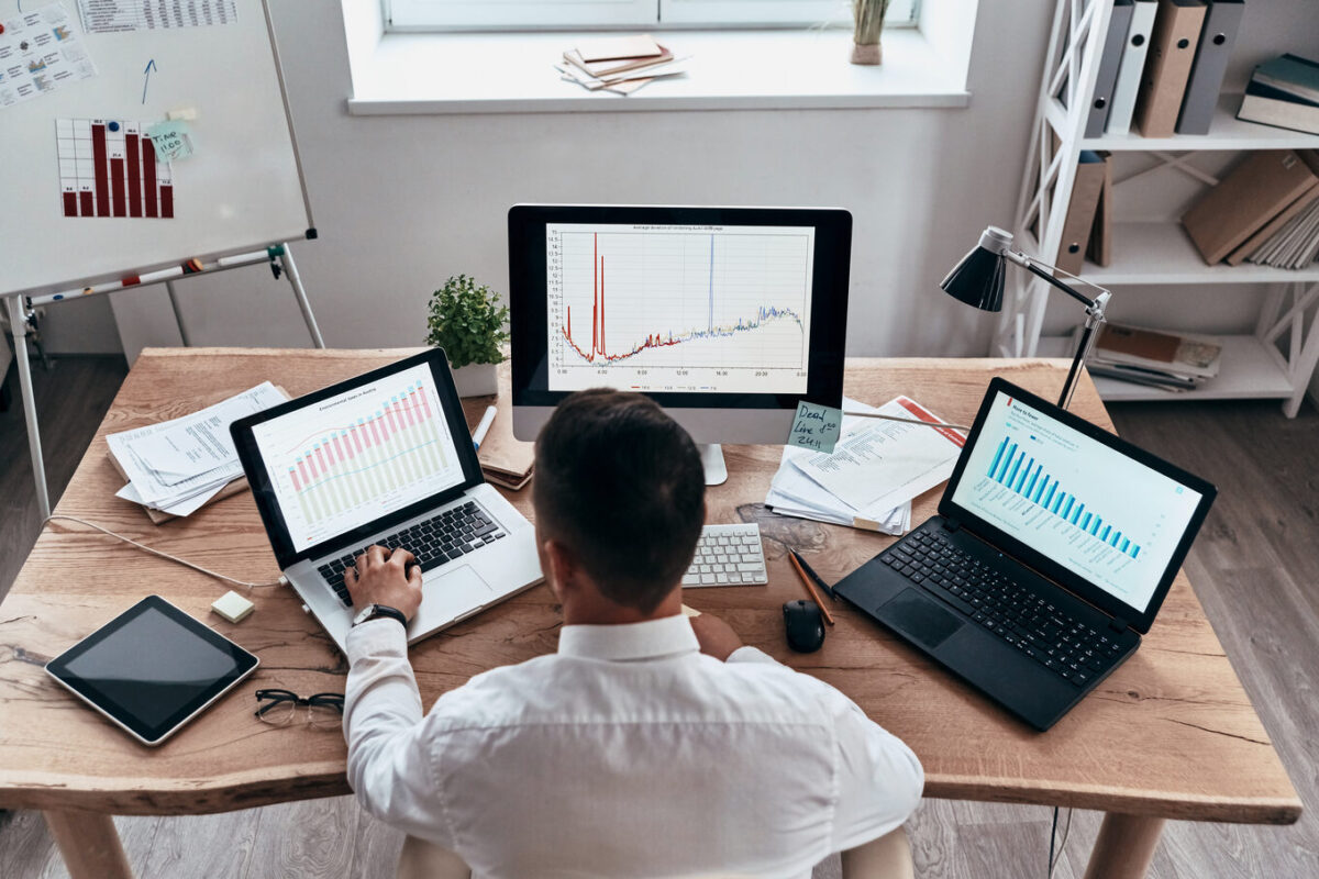 homem no escritório observando métricas no computador