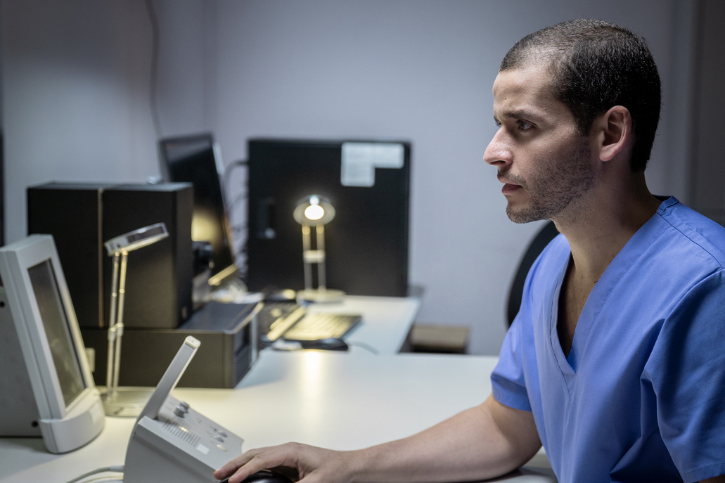 Homem usando um computador em um hospital