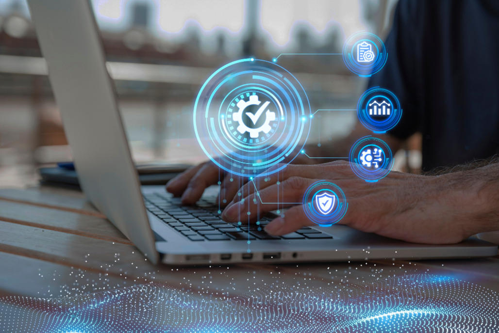 Mãos digitando no computador buscando como o Vigix facilita a gestão de certificações