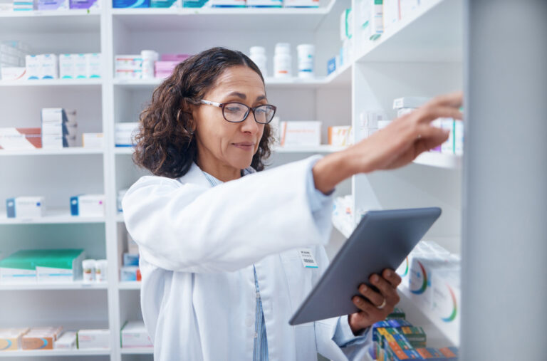 Mulher segurando um tablet em um estoque de produtos médicos