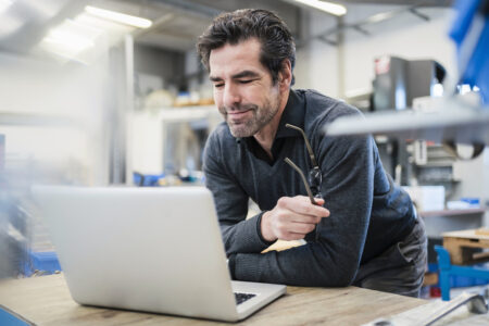 Artigos 76 homem de negócios mexendo no laptop