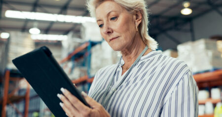 Artigos 72 Mulher usando um tablet