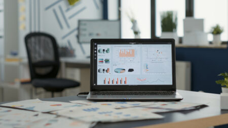 Artigos 60 Notebook em mesa com ERP local