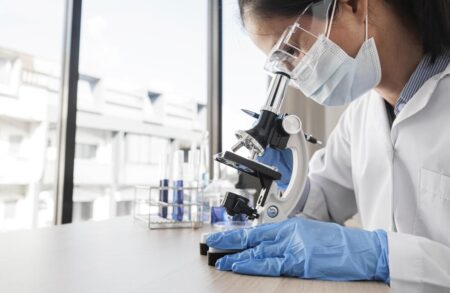 Artigos 59 Mulher usando um microscópio