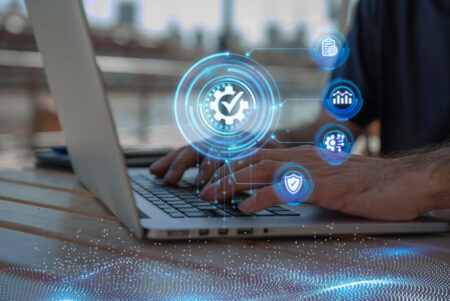 Artigos 51 Mãos digitando no computador buscando como o Vigix facilita a gestão de certificações